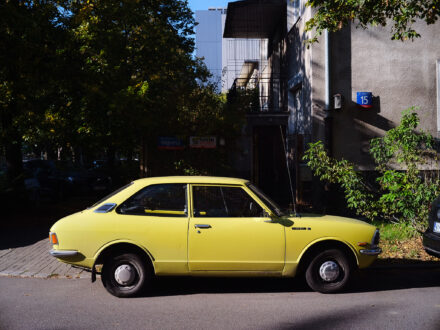 Życie codzienne samochód na starym mokotowie w Warszawie