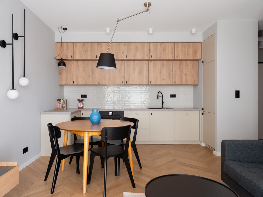 Zdjęcia wnętrz apartamentu urządzonego w skandynawski minimalistyczny sposób na warszawskich młocinach