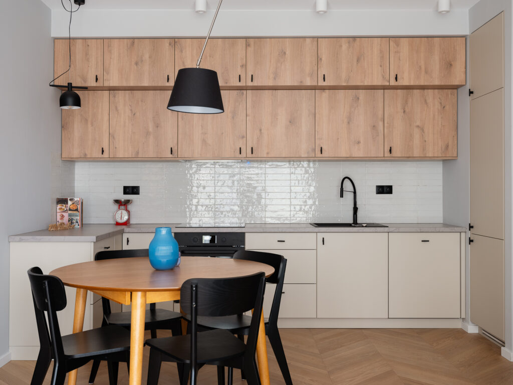 Zdjęcia wnętrz apartamentu urządzonego w skandynawski minimalistyczny sposób na warszawskich młocinach