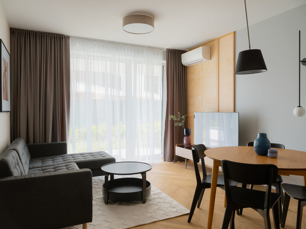 Zdjęcia wnętrz apartamentu urządzonego w skandynawski minimalistyczny sposób na warszawskich młocinach