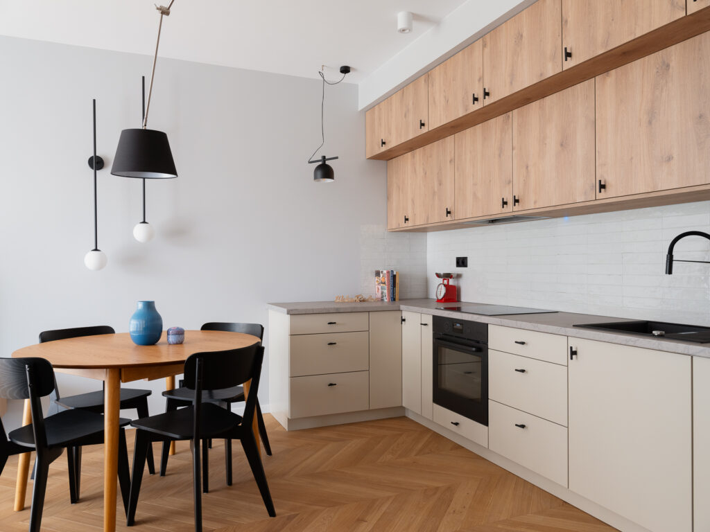 Zdjęcia wnętrz apartamentu urządzonego w skandynawski minimalistyczny sposób na warszawskich młocinach
